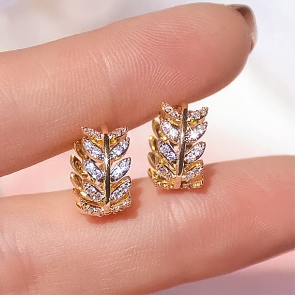 🔵𝟲𝟱%𝗢𝗙𝗙 𝗯𝘂𝗻𝗱𝗹𝗲𝘀 𝟯+🔵 NEW CZ Floral Huggie Hoop Earrings - Picture 9 of 14